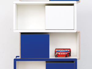 blaues Kinderregal aus Holz von pure position