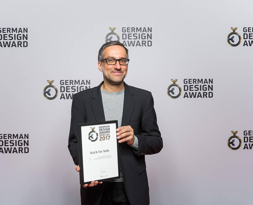 Designer Olaf Schroeder mit der german design award Urkunde im Jahr 2017 für pure position