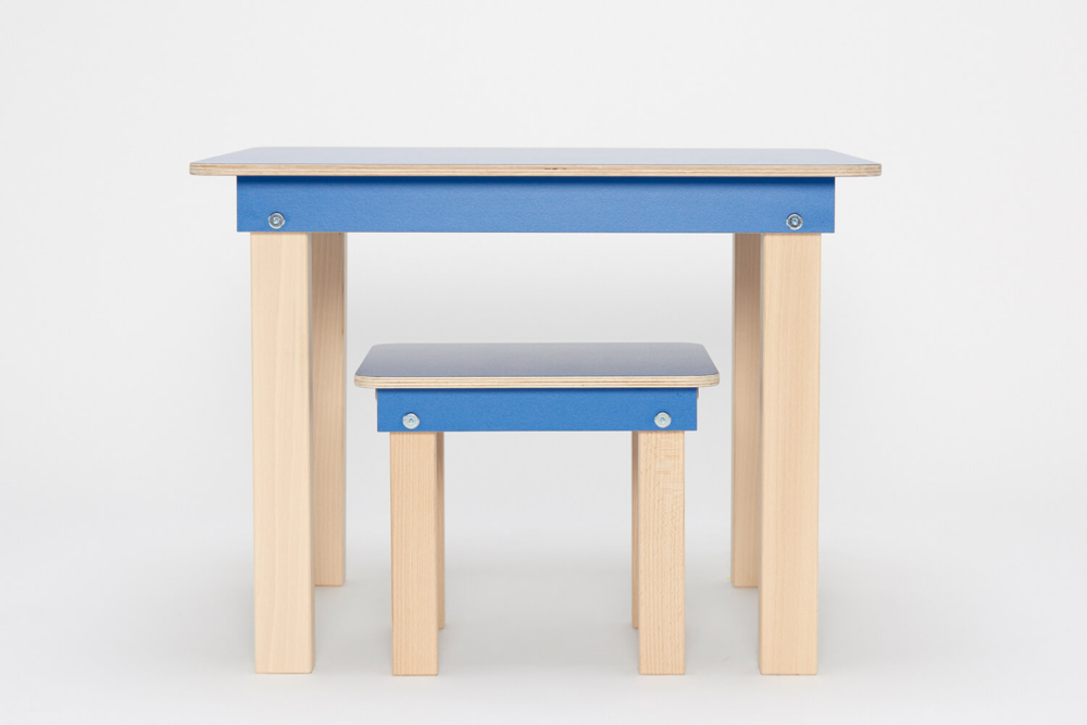 blauer Kinderspieltisch und Hocker aus Holz von pure position