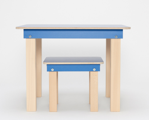 blauer Kinderspieltisch und Hocker aus Holz von pure position