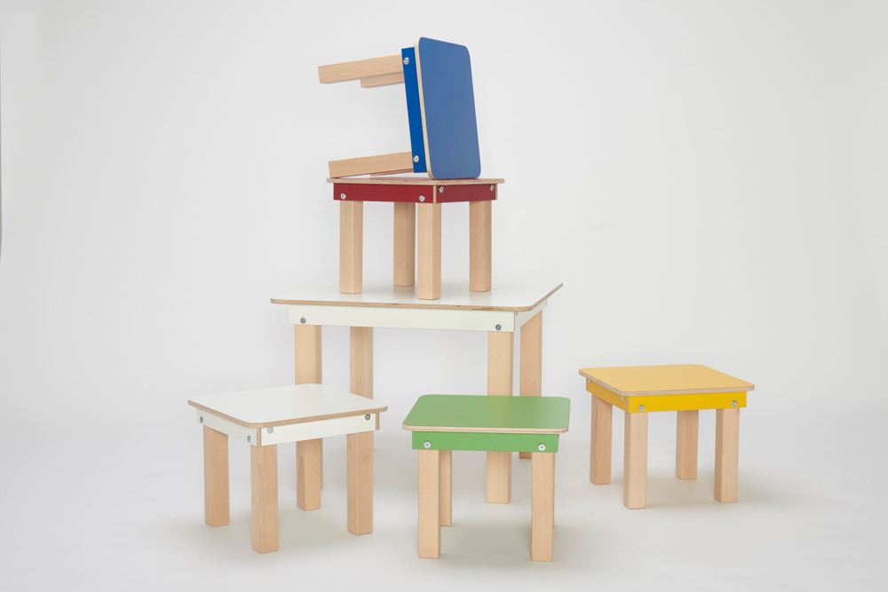 kompakter Kinderspieltisch mit Hocker aus Holz von pure postion