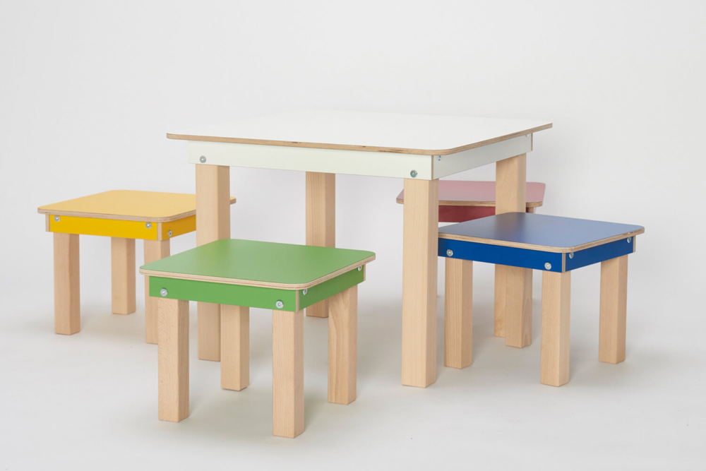 kompakter Kinderspieltisch mit Hocker aus Holz von pure postion