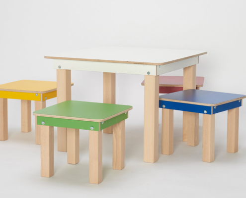kompakter Kinderspieltisch mit Hocker aus Holz von pure postion