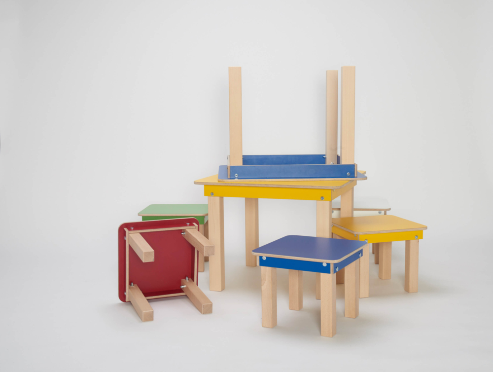 kompakter Kinderspieltisch mit Hocker aus Holz von pure postion