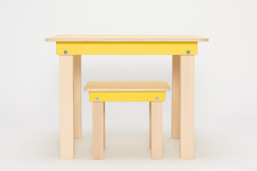 gelber Kinderspieltisch und Hocker aus Holz von pure position