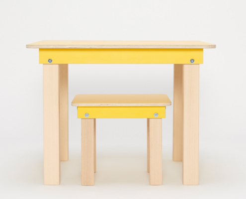 gelber Kinderspieltisch und Hocker aus Holz von pure position