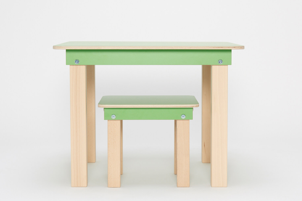 grüner Kinderspieltisch und Hocker aus Holz von pure position