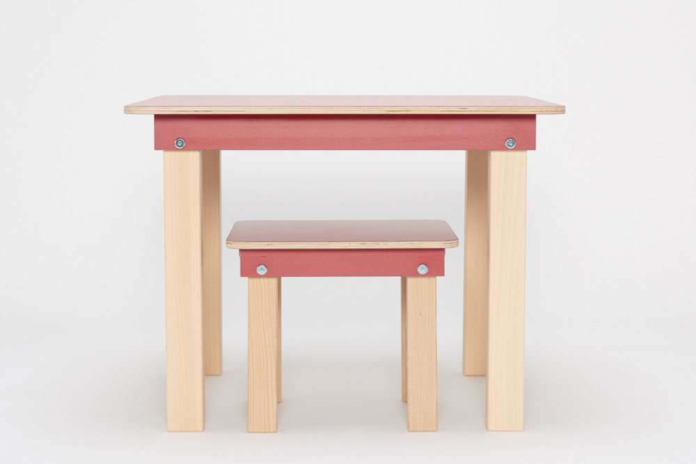 roter Kinderspieltisch und Hocker aus Holz von pure position