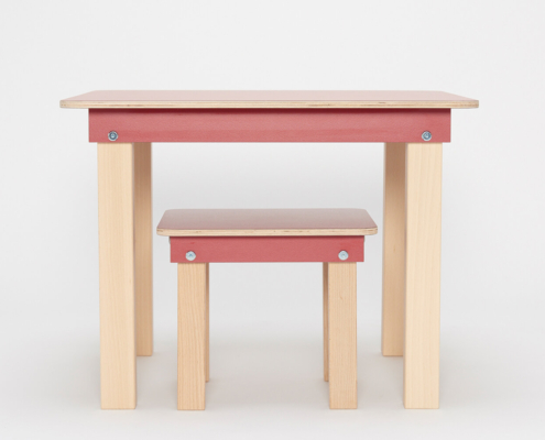 roter Kinderspieltisch und Hocker aus Holz von pure position