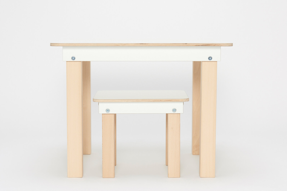weißer Kinderspieltisch und Hocker aus Holz von pure position