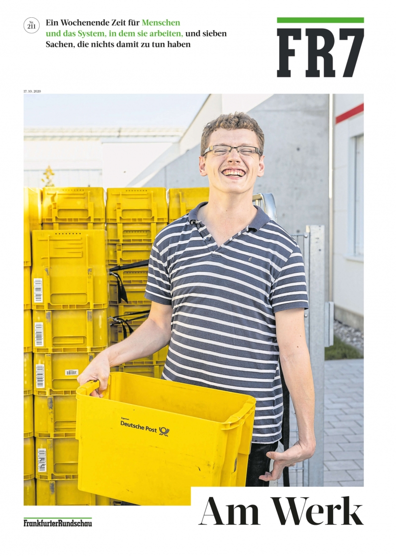 Titelbild vom Magazin FR7 mit einem glücklichen Menschen mit Behinderung der eine gelbe Wanne von der Deutschen Post hält und im Hintergrund mehrere Wannen stehen