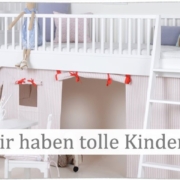 Werbeanzeige vom Kindermöbelhändler kinderräume mit einem weißen Stockbett für Kinder und vor dem Bett steht ein weißer Schreibtisch. Auf der Werbeanzeige steht rechts ein grauber Werbeslolagen mit der Aufschritt "Wir haben tolle Kindermöbel"